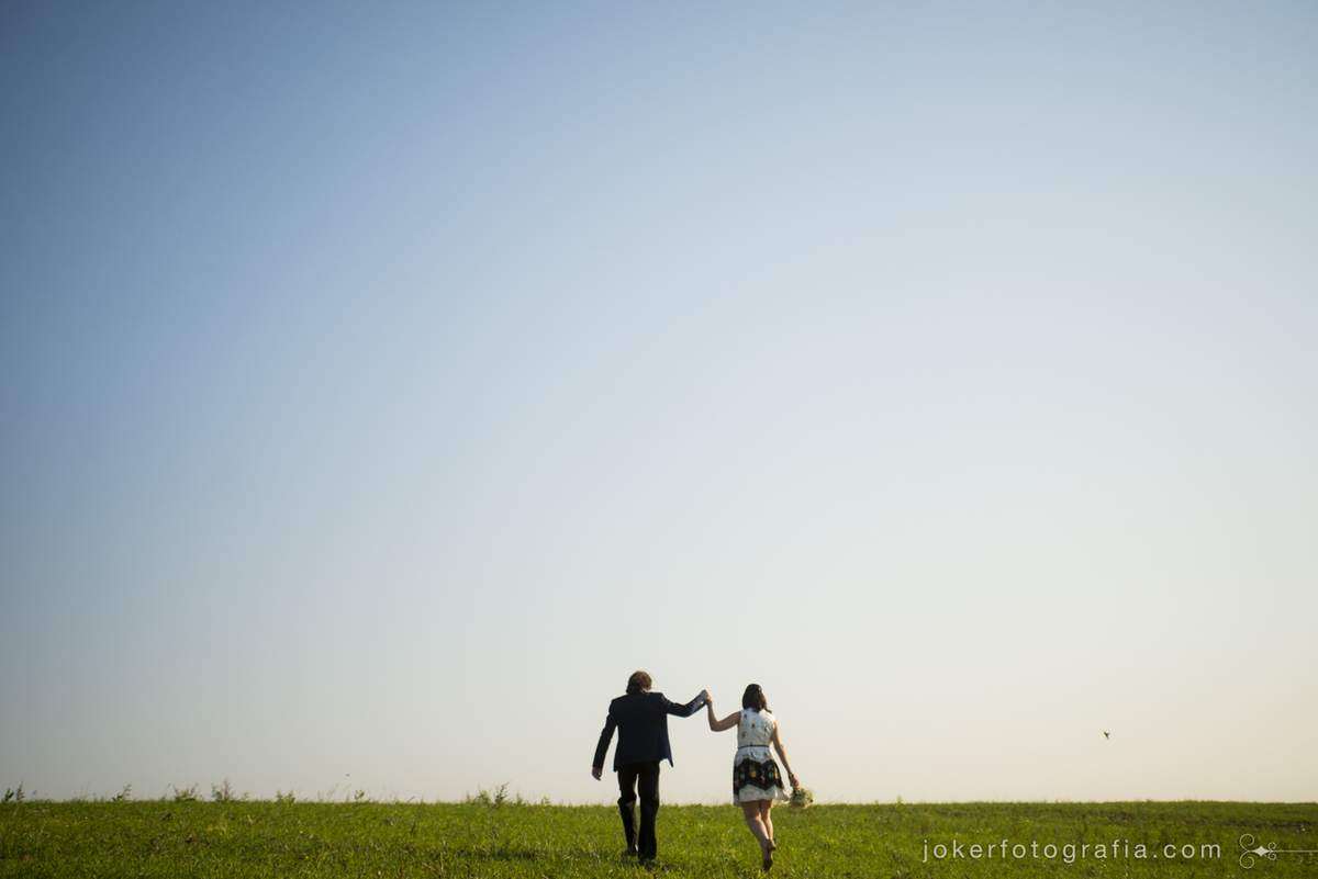 fotógrafo de casamento faz ensaio do casal em campo aberto na região metropolitana de curitiba