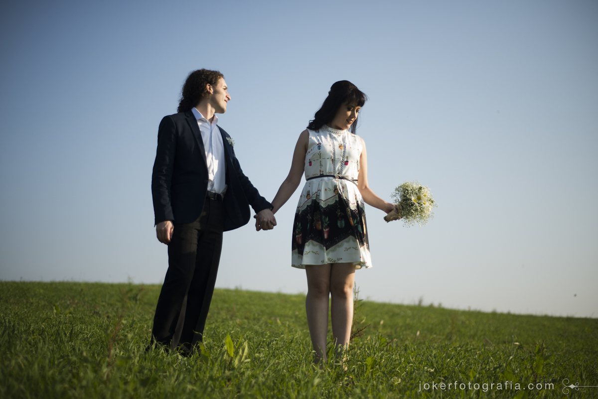 fotógrafo de casamento faz ensaio do casal em plantação