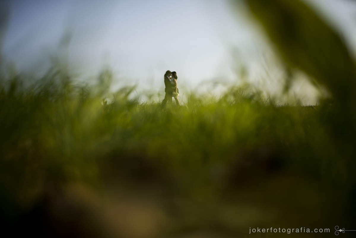 fotógrafo faz ensaio do casal em campo deserto