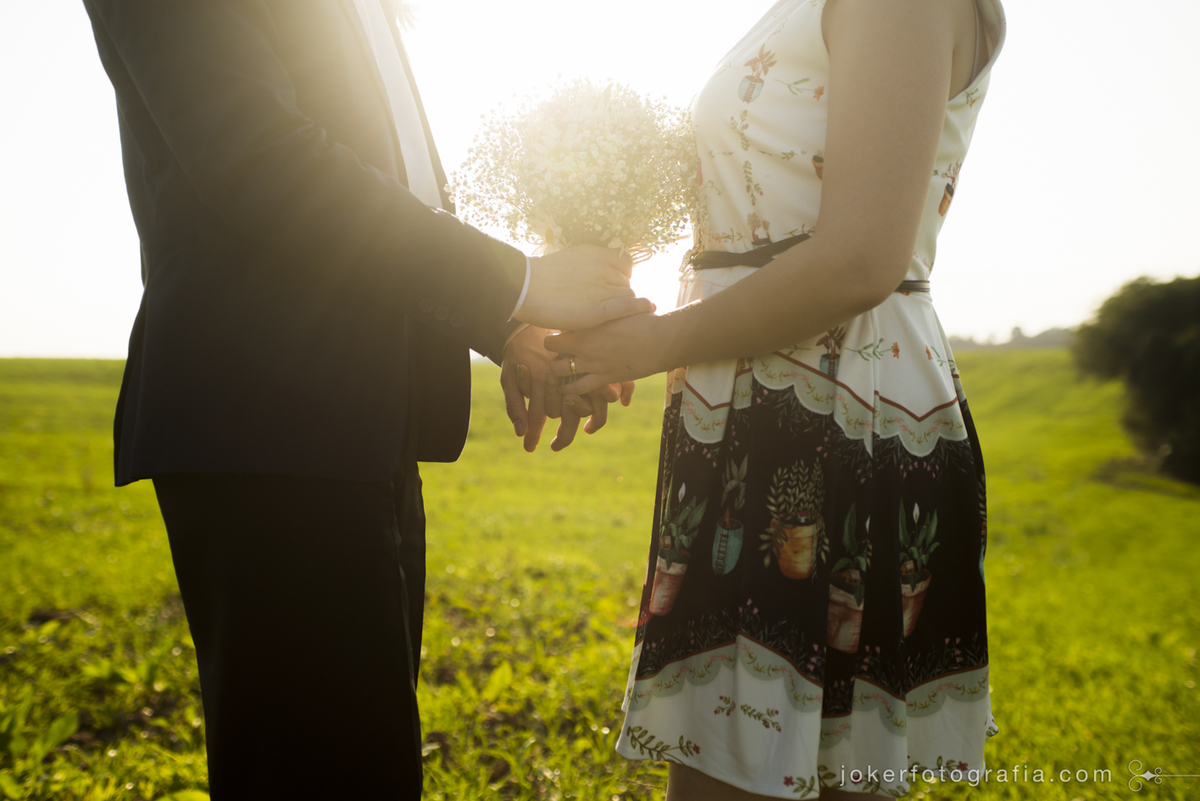 vestido de noiva diferente para casamento civil tem estampas de suculentas