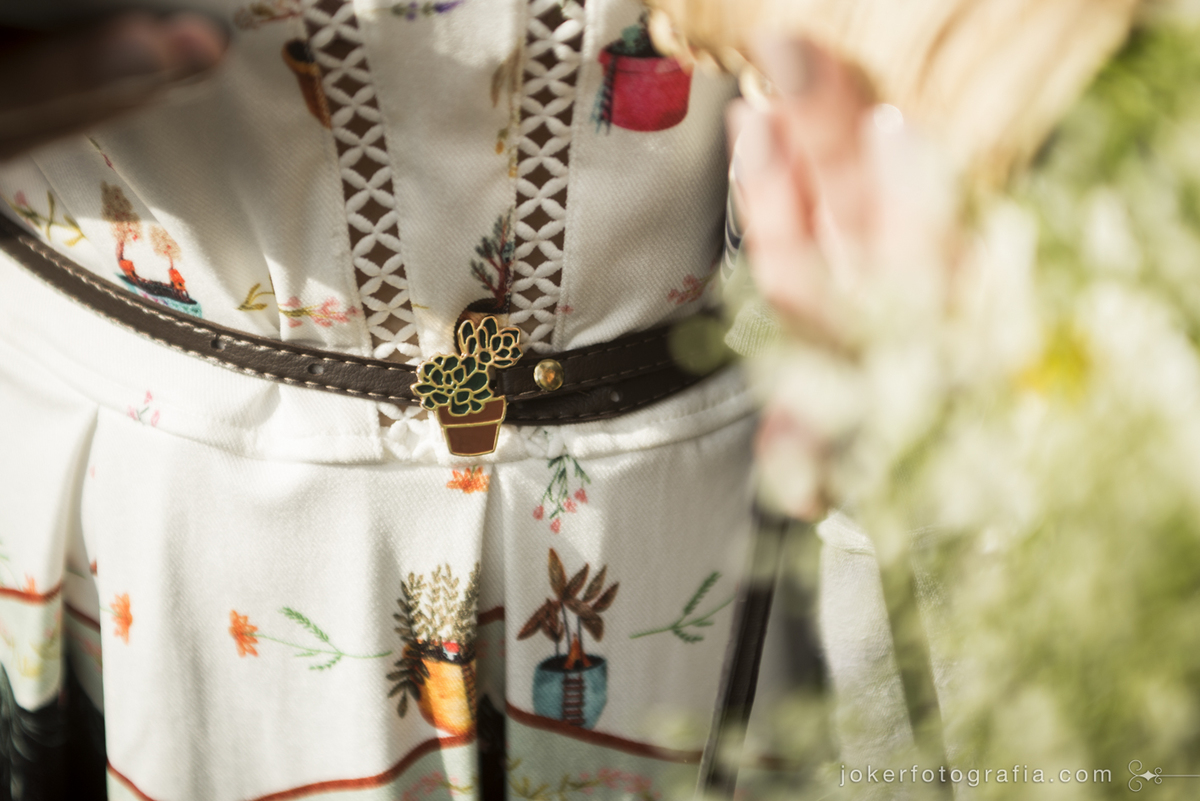 detalhes do vestido da noiva no dia do casamento civil usando um broche de suculenta