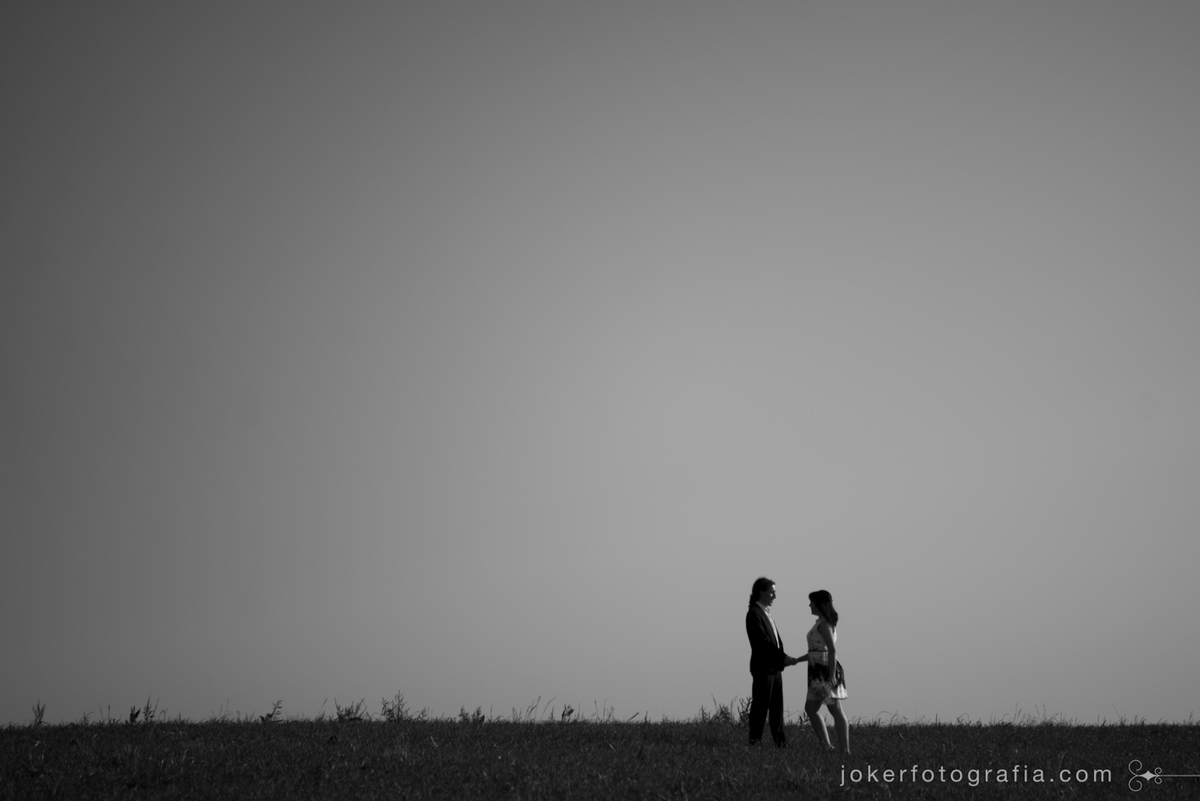 fotógrafo de casamento leva os noivos em campo deserto para sessão de fotos no dia do casamento civil em cartório