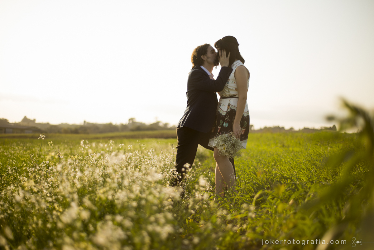 onde fazer as fotos após o casamento civil? fotógrafo faz ensaio do casal em campos de camomila