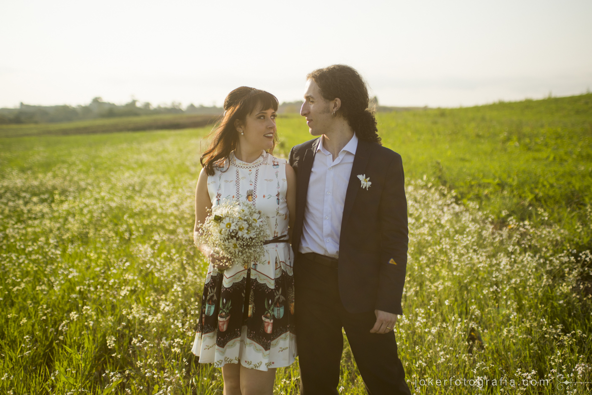 um campo florido para seu ensaio de noivos
