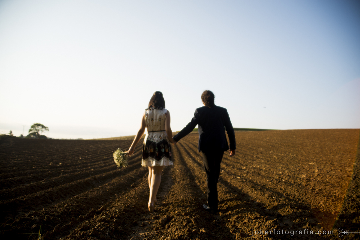 noivos em um campo deserto durante sessão de fotos com fotógrafo de curitiba