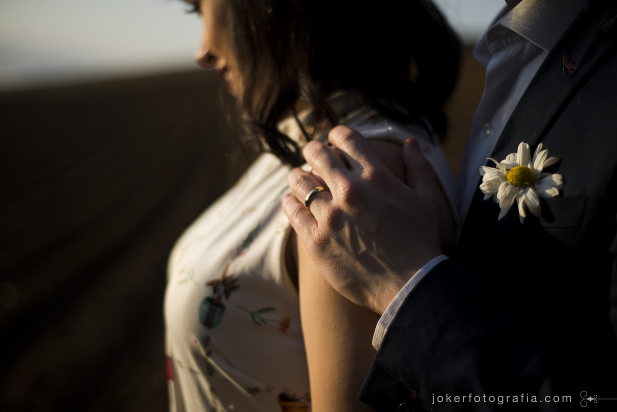 fotógrafo de casamento fotografa as alianças dos noivos