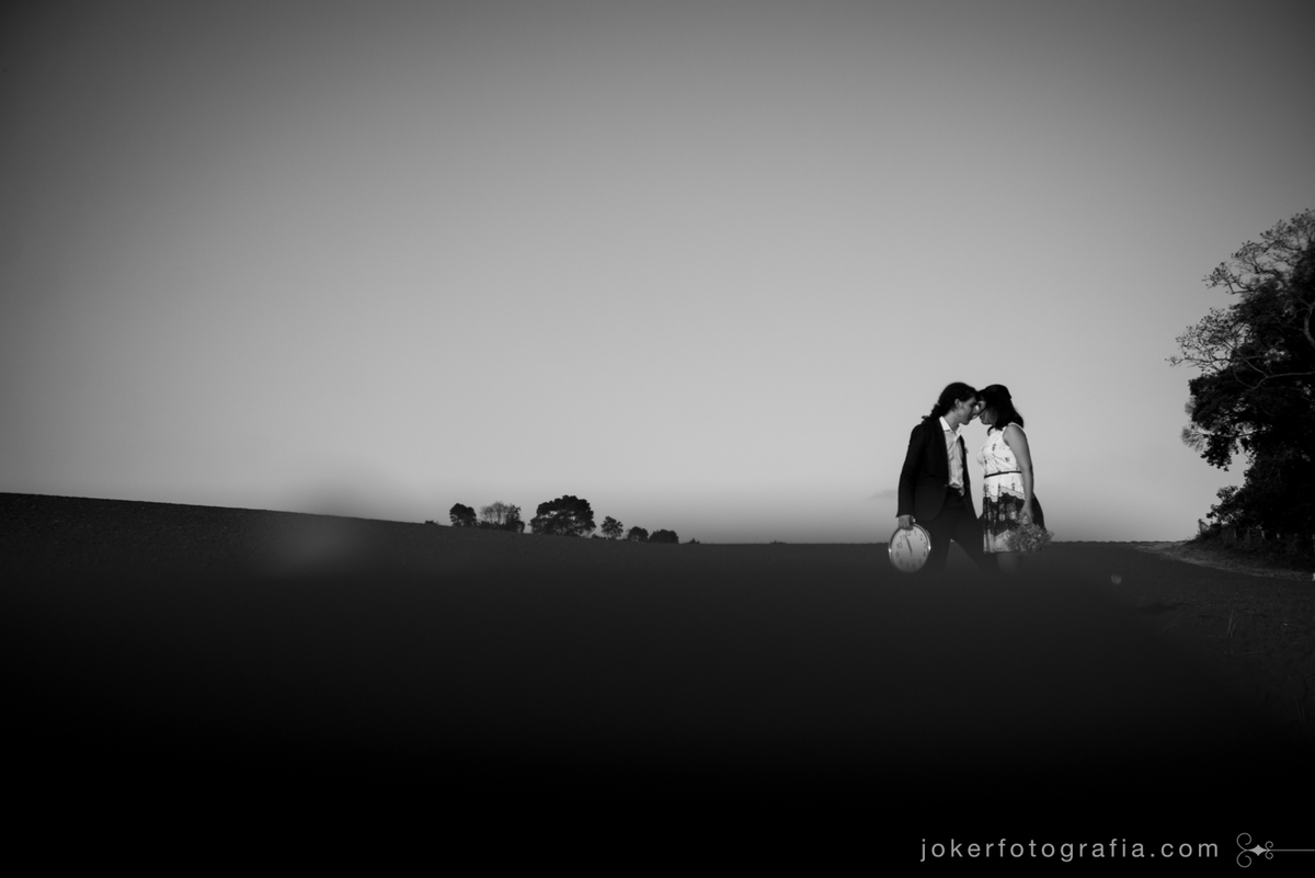 fotógrafo faz ensaio pre-wedding no campo