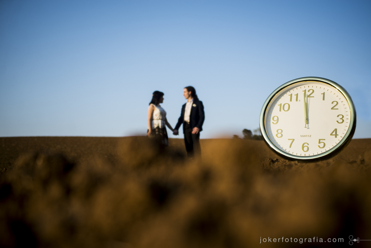 fotógrafo usa referência surrealista no ensaio pre-wedding e usa um relógio durante o ensaio de casamento