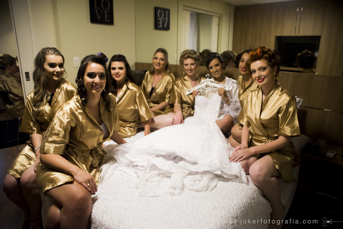 idéias de fotos com as madrinhas com robe personalizado no dia do casamento