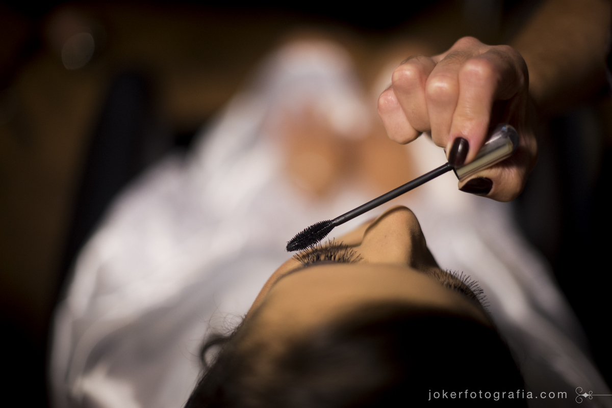 cabelo e maquiagem da noiva no dia do casamento feito em hotel