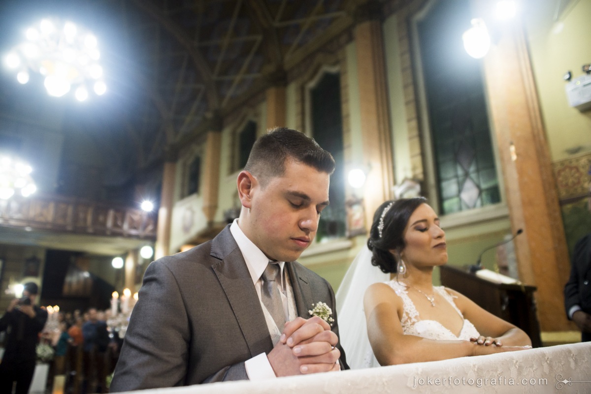 noivos em cerimônia de casamento católico
