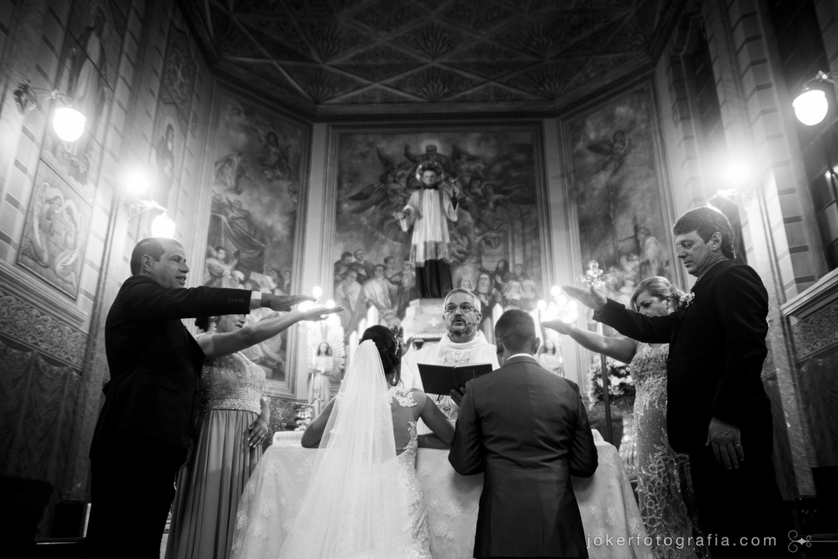 fotógrafo registra a bênção da família no casamento em foto emocionante