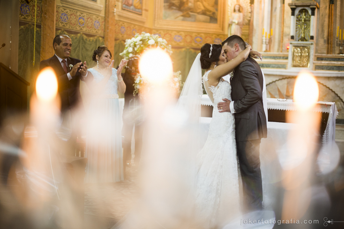 fotógrafo de casamento faz foto incrível do beijo dos noivos