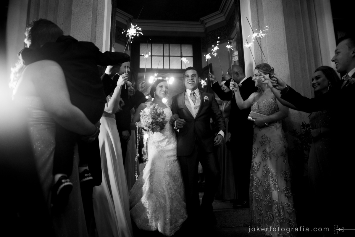 padrinhos segurando sparkles e outras idéias criativas para a saída dos noivos ao invés de jogar arroz