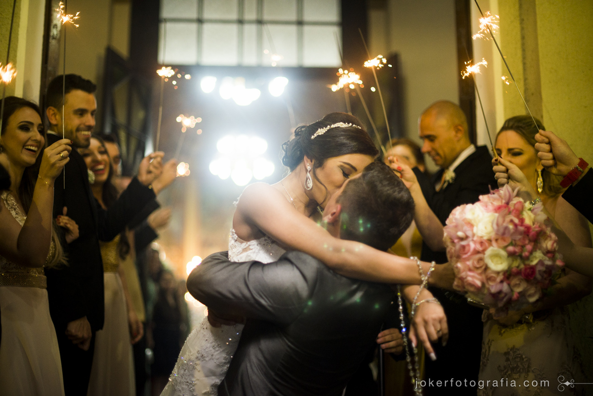 melhores fotógrafos de curitiba acompanham a saída dos noivos com sparkles