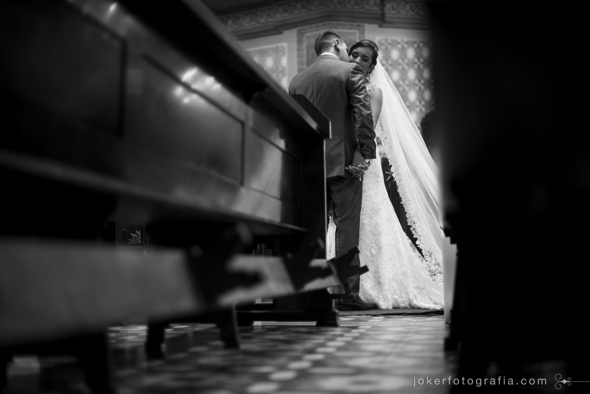 ensaio de noivos dentro da igreja em que casaram em curitiba