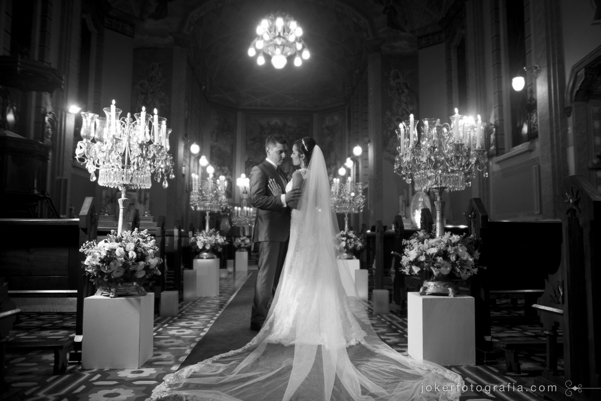 fotógrafos modernos também fazem fotos incríveis de noiva com véu longo em casamento clássico na igreja são vicente de paulo decorada com velas e arranjos