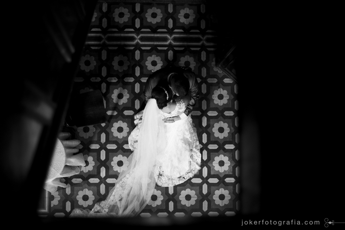 noiva fotografada de cima na igreja