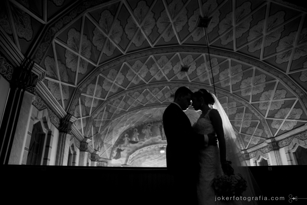 fotografar dentro da igreja um casamento clássico e romântico
