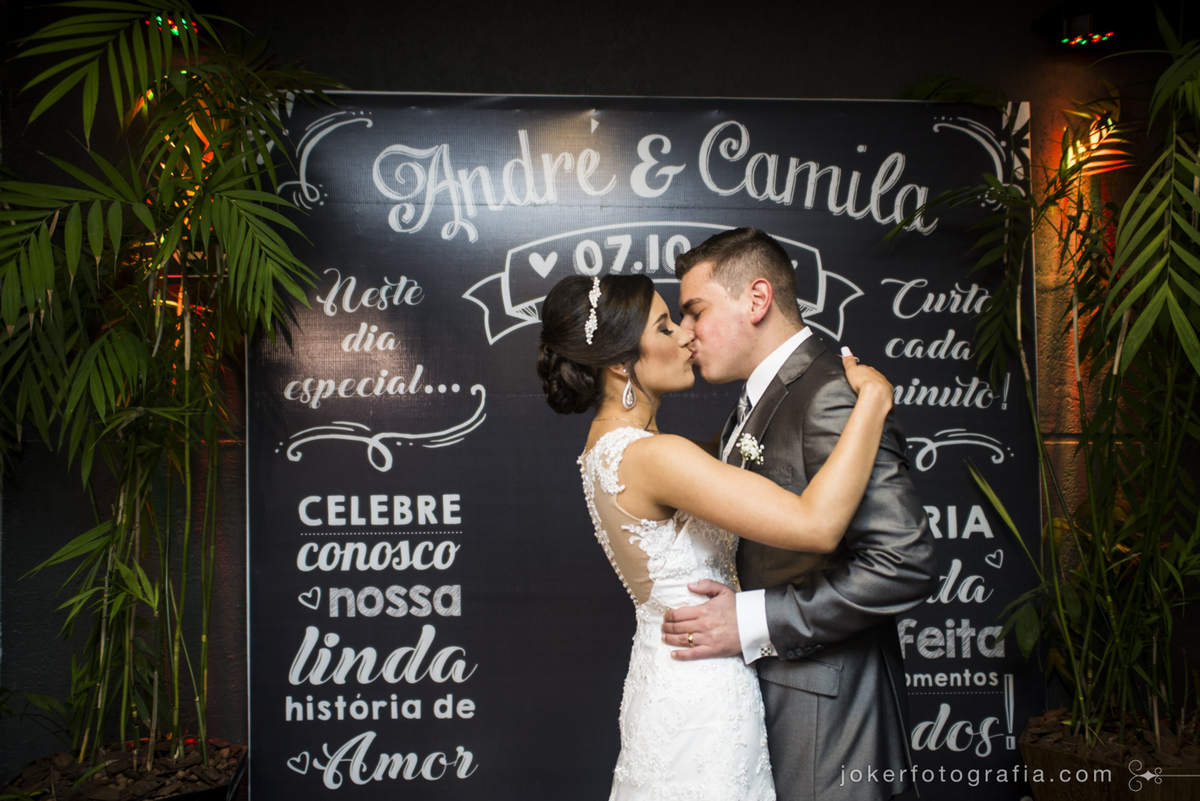 quadro negro personalizado vira um painel para tirar fotos dos convidados e padrinhos em frente a lousa no dia do casamento e combina com casamento vintage, retrô, feito a mão