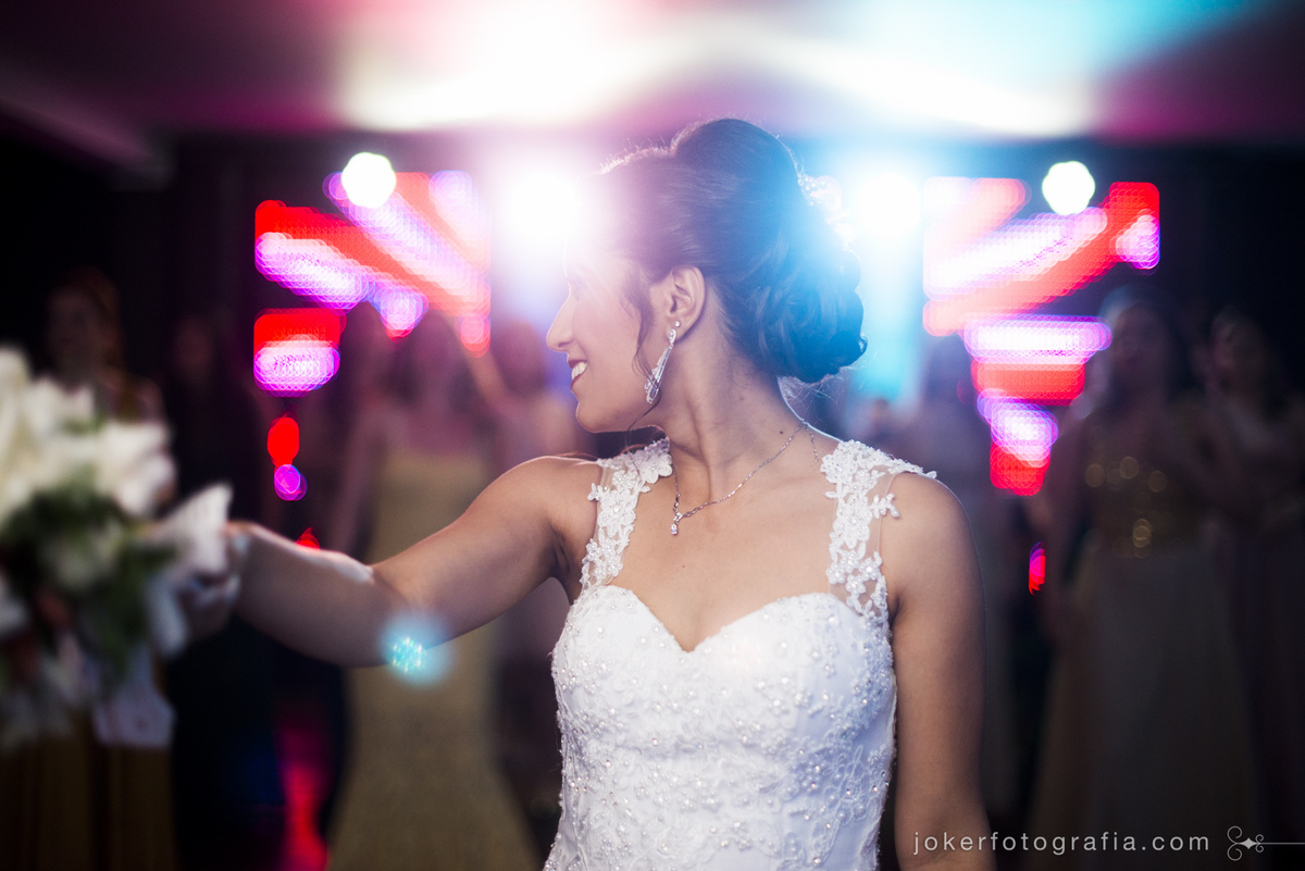 noiva jogando o buquê