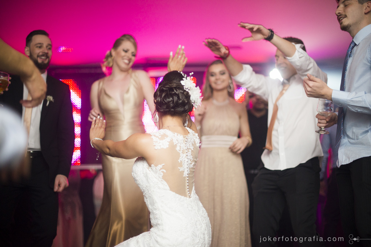 noiva vai até o chão e curte o casamento do início ao fim