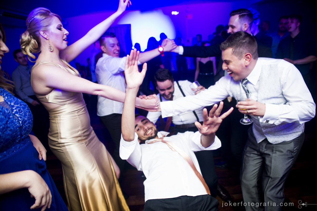 os melhores fotógrafos de casamento fazem as fotos mais divertidas durante o baile