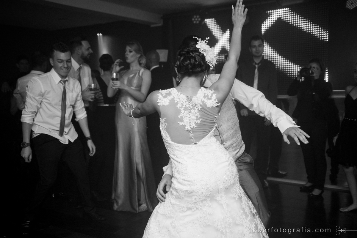 fotógrafo de casamento faz fotos divertidas na pista de dança