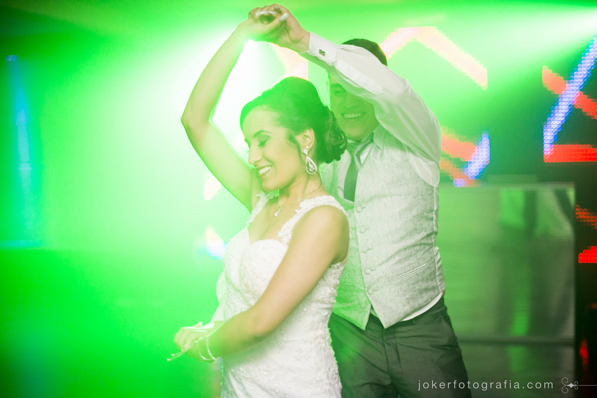 noiva dançando muito no dia do casamento