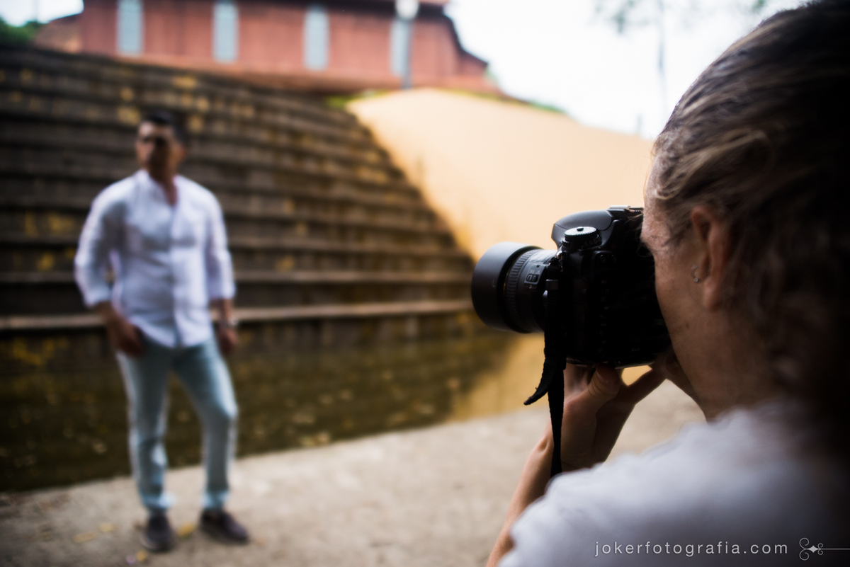 fotógrafo de moda em curitiba faz ensaio masculino de modelo para portfólio de agência