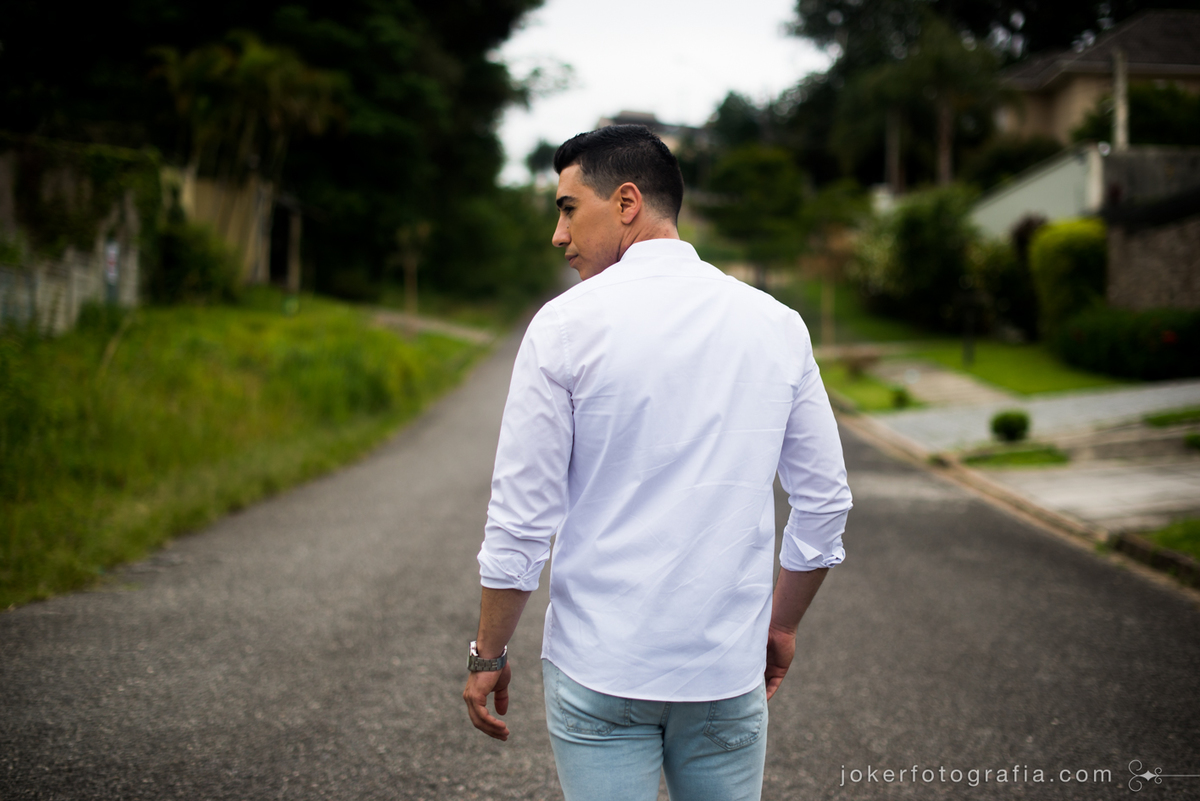 ensaio urbano de homem que não é modelo profissional com fotos incríveis