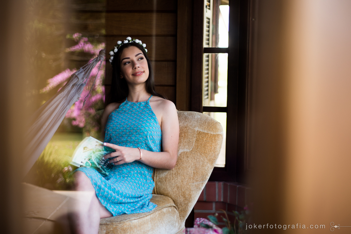 ensaio de 15 anos de menina que gosta de ler livros