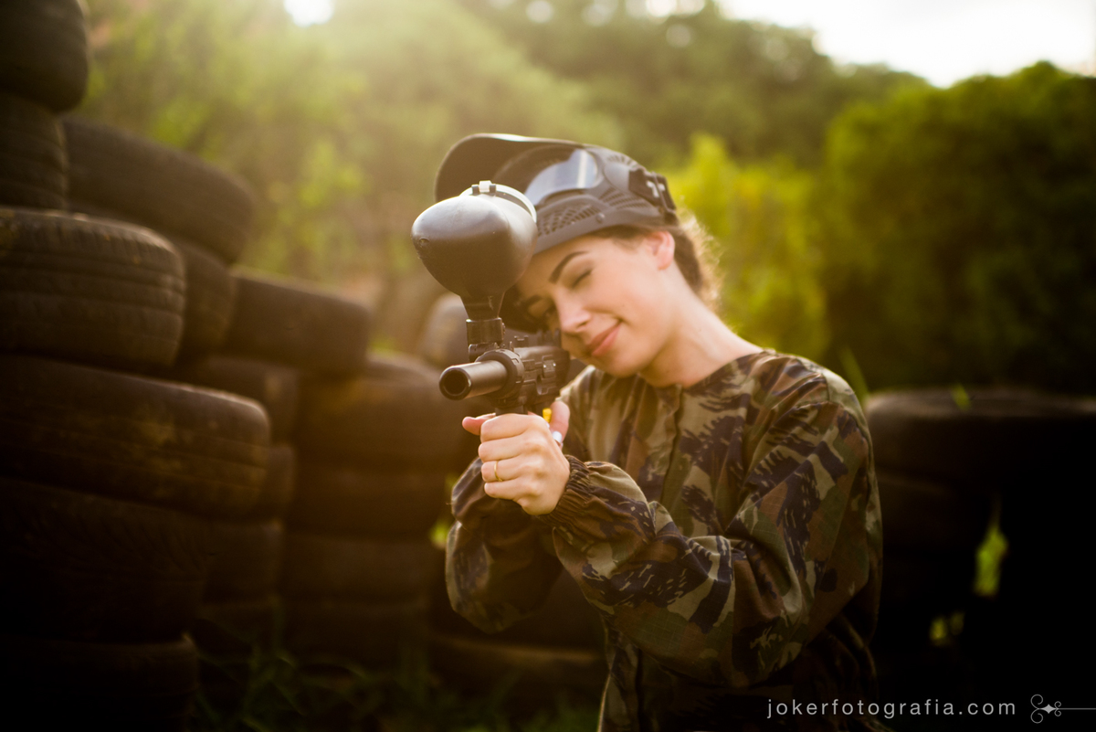 ensaio fotográfico de 15 anos diferente e criativo no paintball