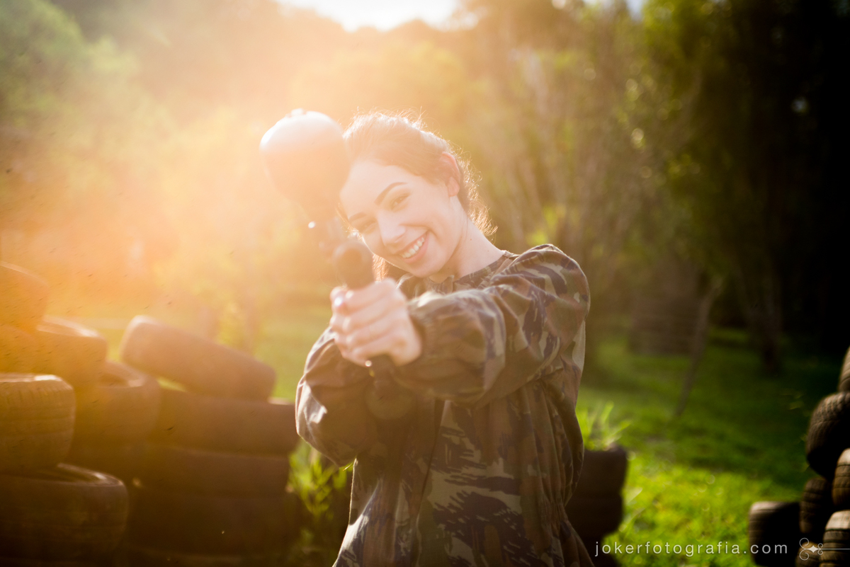 ensaio de 15 anos divertido no campo de paintball 