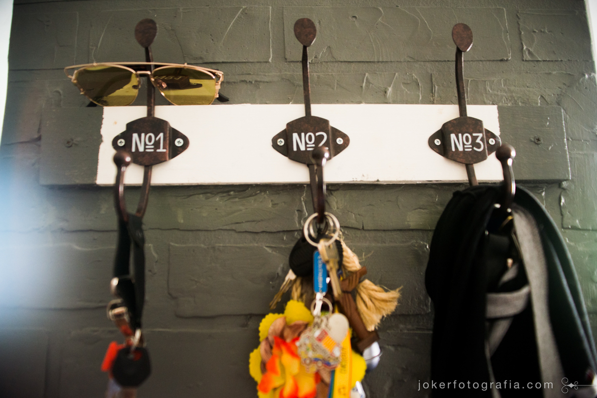 inspiração de cabides retrô na decoração de apartamento contemporâneo