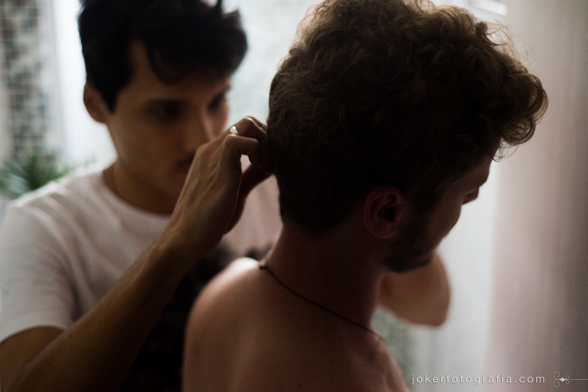 ensaio fotográfico de casal gay em curitiba com um tom intimista feito dentro de casa com o dia a dia do casal