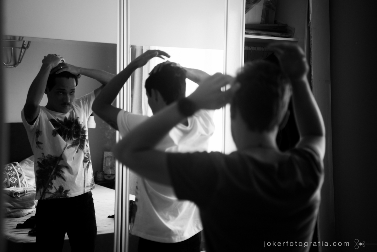 ensaio fotográfico de casal gay em curitiba com um tom intimista feito dentro de casa