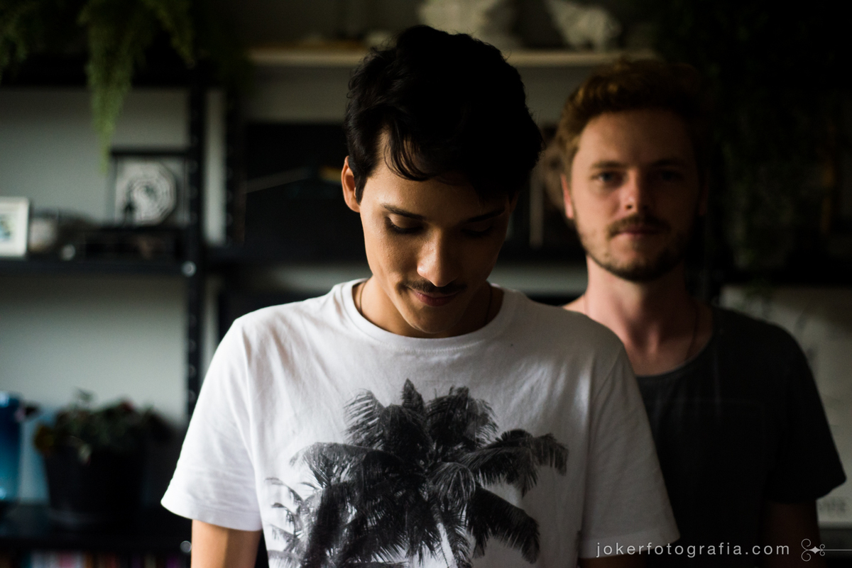 casal de homens faz ensaio gay intimista com fotógrafo profissional estilo lifestyle