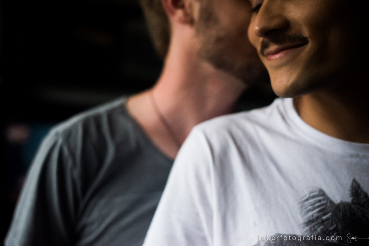 ensaio fotográfico de casal gay em curitiba com um tom intimista feito dentro de casa