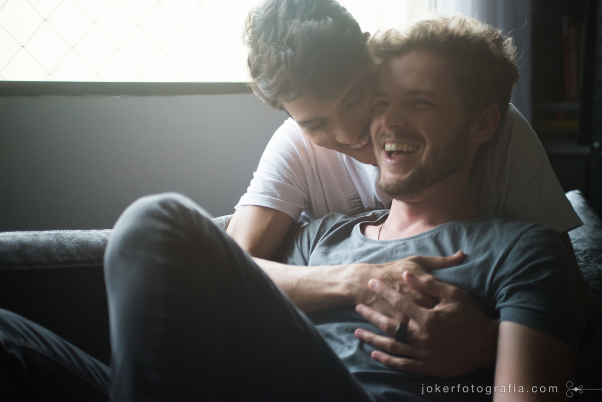 casal homossexual faz ensaio fotográfico lifestyle