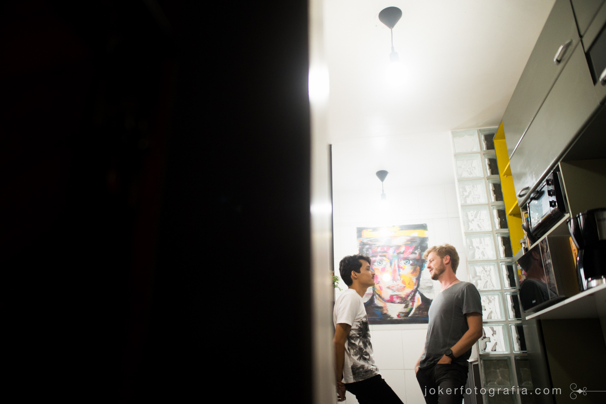 ensaio fotográfico de casal de homens estilo lifestyle em curitiba 