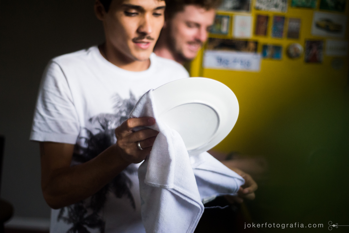 casal de homens faz ensaio lifestyle mostrando a sua rotina