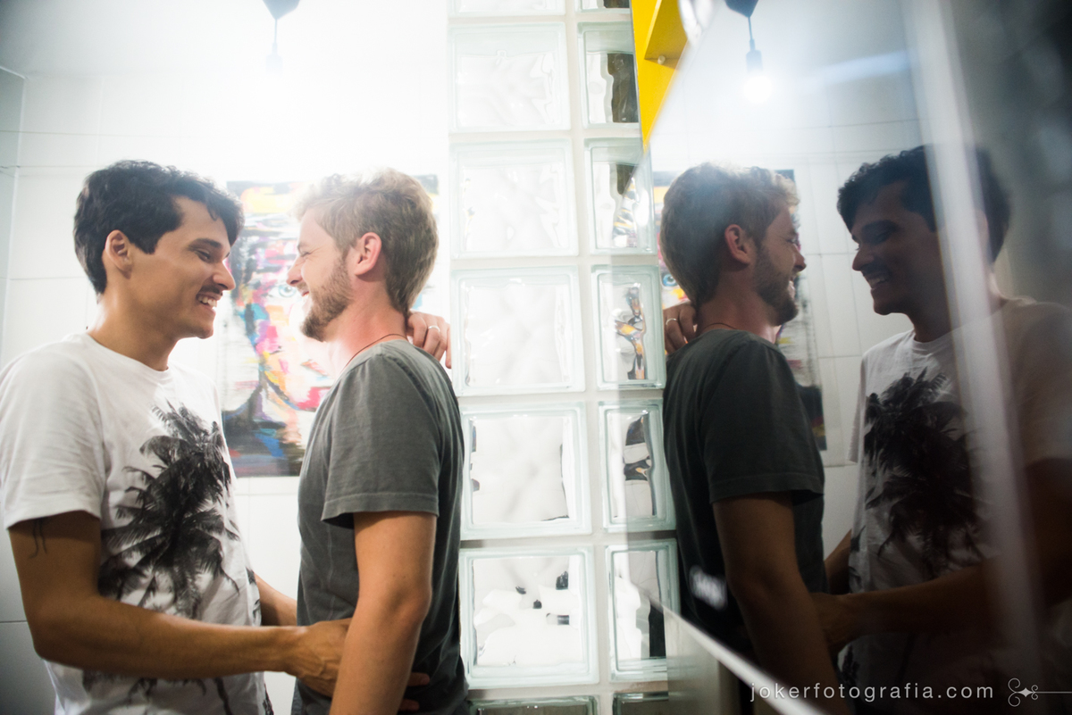 casal de homens faz ensaio romântico