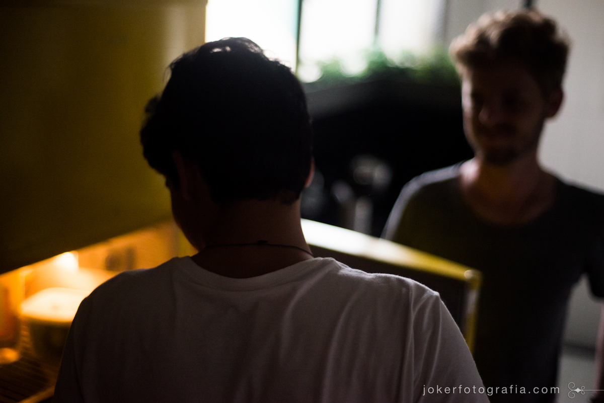 book de fotos de casal gay mostra a rotina do dia a dia em sessão de fotos lifestyle