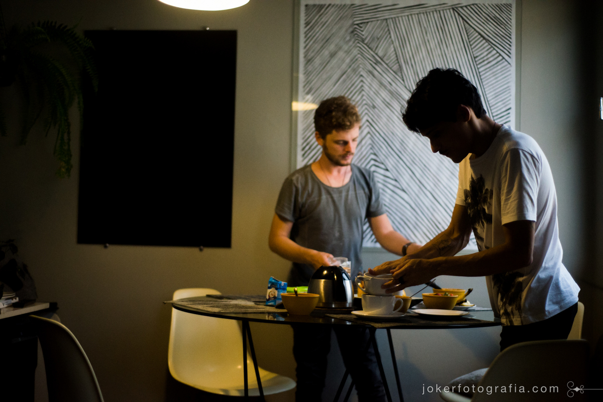 book de fotos de casal gay mostra a rotina do dia a dia em sessão de fotos lifestyle
