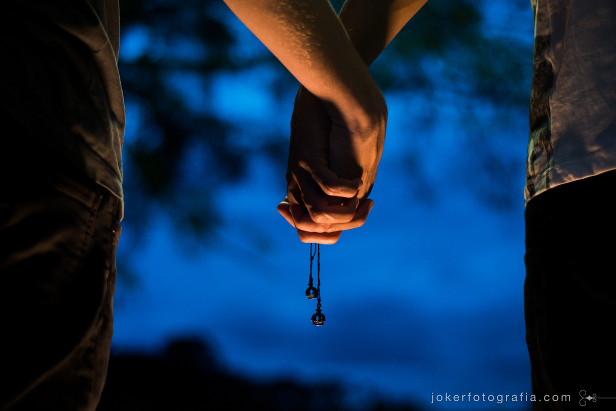 colar com pingente de coroa como aliança do casal