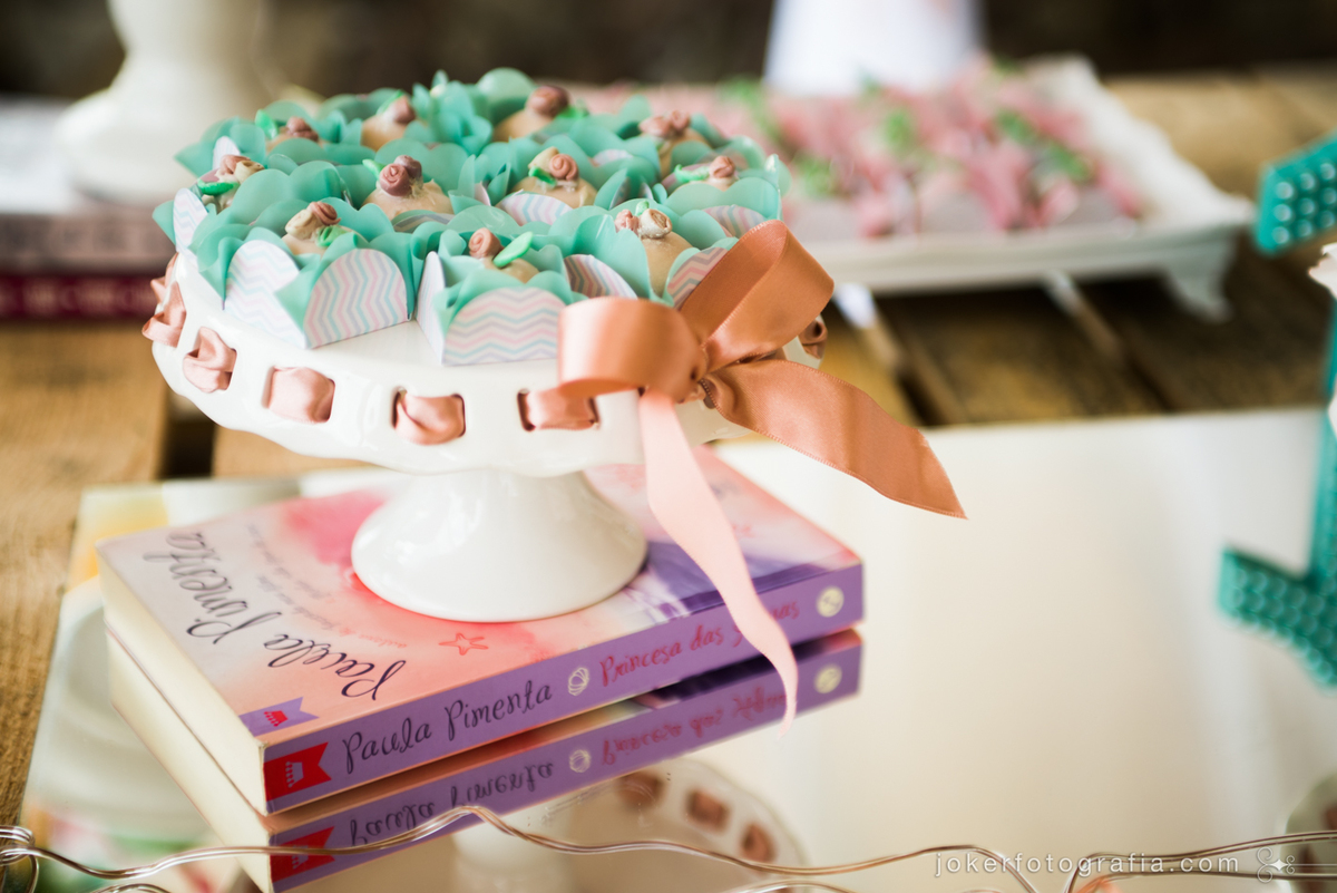 decoração de festa de 15 anos rústica na chácara com livros