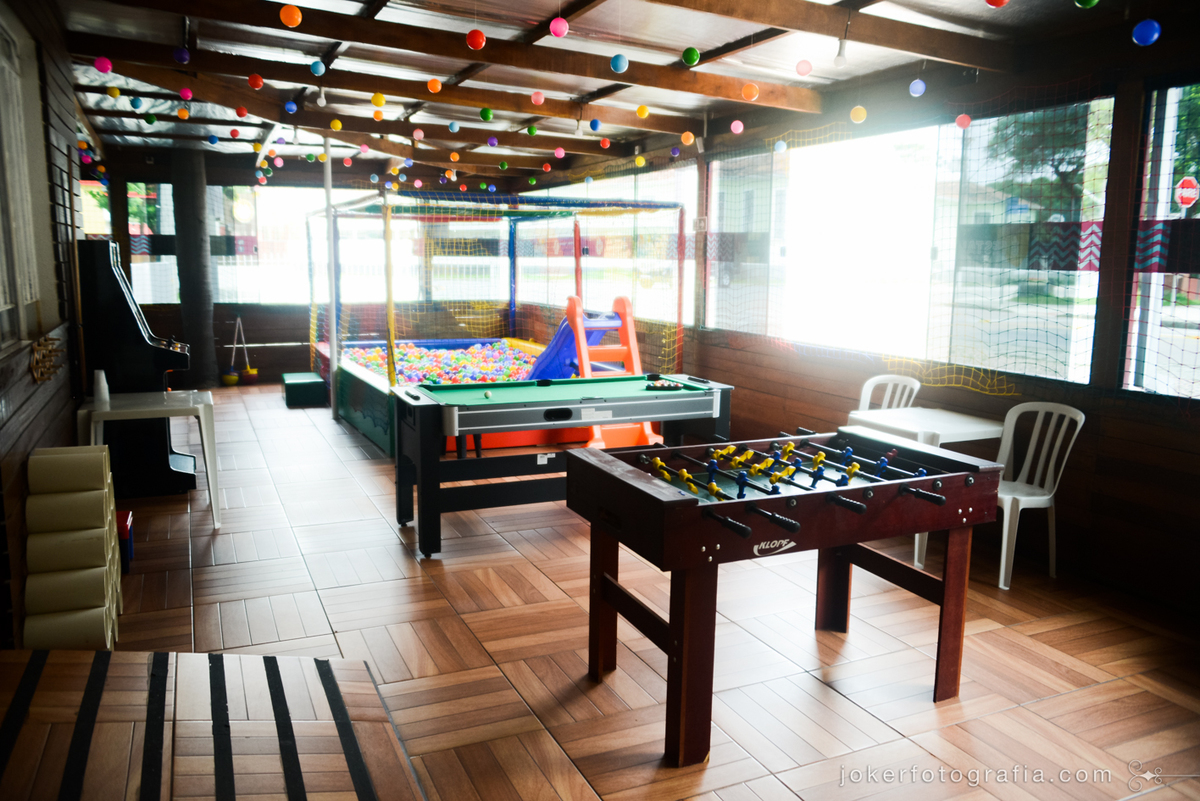 buffet infantil em araucaria para festa de 1 aninho com piscina de bolinhas mesa de pebolim e cama elástica