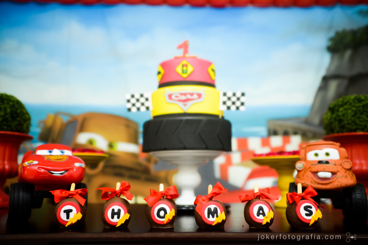 fotógrafo de aniversário infantil em curitiba para festa de primeiro aninho com decoração no tema carros e maçãs do amor decoradas com o nome da criança