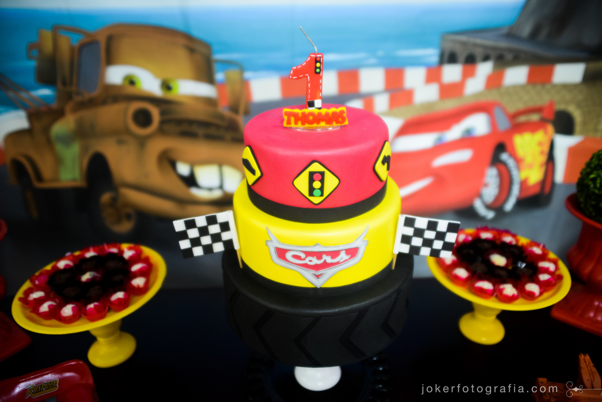 bolo fake para aniversário infantil e decoração da festa de menino com tema carros feita por buffet infantil em curitiba e araucária